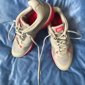 Woman Nike shoe, very good condition.